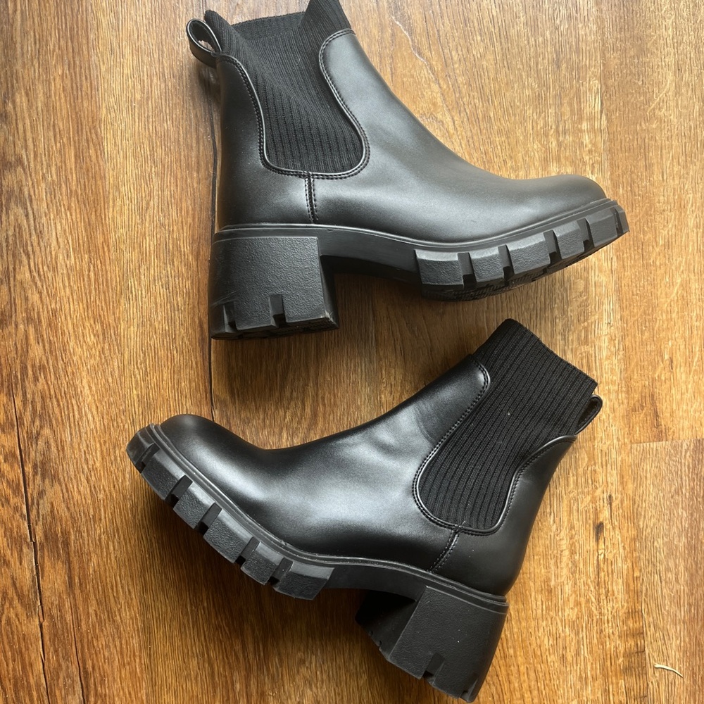 Steve Madden hutch Chelsea boots! Super cute platform heal boots.